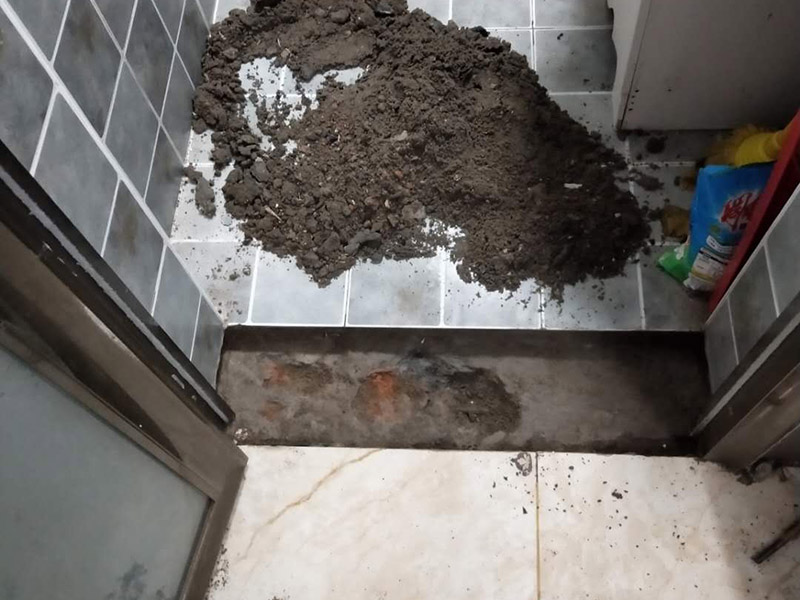 門檻石更換安裝：讓瓦工用切割機沿著大理石的邊口（縫隙）切割，然后用榔頭砸掉，再清除剩下的石材碎片就行了。當兩個空間（例如房間）地面所用的材料質地不同時，特別是兩種材料無法互相收口。利用門檻石分別給兩種材料收口（交圈）。這種交圈在施工中的許多地方、許多工種都廣泛運用。比如你說的廚房與外面的房間，由于廚房多數采用地磚，其他房間則不一定是地磚，可能是地板；而地磚鋪設到門邊時往往不是整數（模數）；假設地板也是垂直與門的，這樣在兩者之間放置一塊條形石材，既可以將地磚的拼縫遮擋住，也可以遮擋住地板的拼縫。兩種材料之間有一個過度。行話說：“交圈了”。