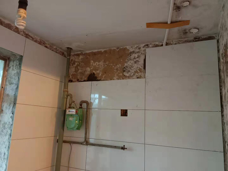 廚房墻面貼瓷磚：貼瓷片要bai根據(jù)墻面要du求，把整磚鋪貼到顯眼的地方，把切過的磚往一邊鋪貼。如果有腰線的話可以鋪貼的高度最好是超過灶臺的高度為佳。鋪貼可以鋪貼完一面墻后在進(jìn)行下個(gè)墻面，記住接口位置的拼接。最好能做到90度角，2瓷片碰接45度接口。 1、用細(xì)線拉出墻角的角度，最好每個(gè)墻角都90度。2、調(diào)好水泥漿或水泥砂漿。3、從底下橫著粘貼一排，每個(gè)磚的平整度很重要，4、連接墻角度的瓷磚接口是用收邊條還是用45度碰角。5,、一般粘貼高度為2.4米。