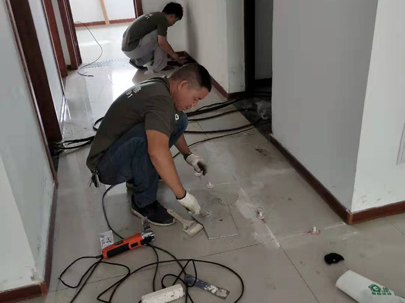 客廳走廊瓷磚空鼓維修：瓷磚的中間位置出現(xiàn)空鼓情況，這種情況就需要將這塊瓷磚撬下來重新鋪設了。具體要采取從瓷磚中間部分開砸，但是不能從中間直接砸，可以使用小型水鉆先開個孔，再使用工具慢慢的向四周蔓延的方式來撬開瓷磚，避免將周邊的額瓷磚損壞。