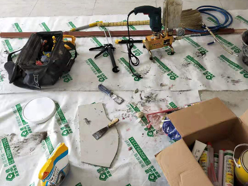 客廳走廊瓷磚空鼓維修：瓷磚的中間位置出現(xiàn)空鼓情況，這種情況就需要將這塊瓷磚撬下來重新鋪設了。具體要采取從瓷磚中間部分開砸，但是不能從中間直接砸，可以使用小型水鉆先開個孔，再使用工具慢慢的向四周蔓延的方式來撬開瓷磚，避免將周邊的額瓷磚損壞。