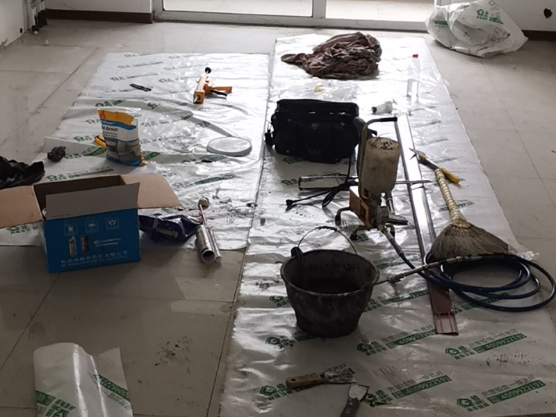客廳走廊瓷磚空鼓維修：瓷磚的中間位置出現(xiàn)空鼓情況，這種情況就需要將這塊瓷磚撬下來重新鋪設了。具體要采取從瓷磚中間部分開砸，但是不能從中間直接砸，可以使用小型水鉆先開個孔，再使用工具慢慢的向四周蔓延的方式來撬開瓷磚，避免將周邊的額瓷磚損壞。
