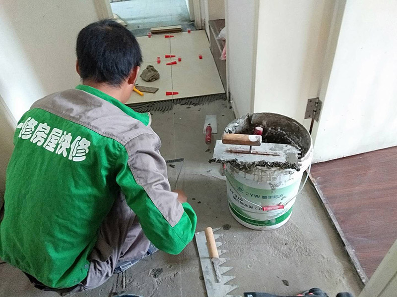 客廳瓷磚安裝： 1:瓷磚黏著劑這也叫干貼法,是一種新式的鋪裝輔料。和以往砂漿水泥濕貼不一樣的是,瓷磚不需預先浸水,基面不需打濕,只需地上平坦,其它條件較好就行。這種貼法瓷磚黏著度較高,比傳統的砂漿水泥作用要好,比照格外適用作業面小、環境較好的中小戶型家庭裝飾。 2:多彩填縫劑這個不是通常五顏六色水泥,通常用于留縫鋪裝的地上或墻面。其特色是顏色的固著力強、耐壓耐磨、不堿化、不縮短、不粉化。它的呈現改變了瓷磚縫隙水掉落黏著不牢的缺點,并且使縫隙的顏色和瓷磚般配顯得共同協調,相輔相成。