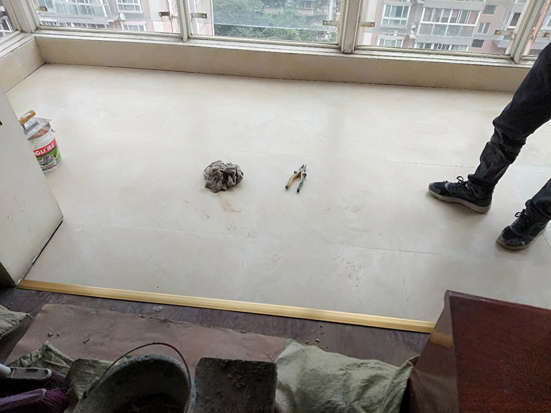 客廳瓷磚安裝： 1:瓷磚黏著劑這也叫干貼法,是一種新式的鋪裝輔料。和以往砂漿水泥濕貼不一樣的是,瓷磚不需預先浸水,基面不需打濕,只需地上平坦,其它條件較好就行。這種貼法瓷磚黏著度較高,比傳統的砂漿水泥作用要好,比照格外適用作業面小、環境較好的中小戶型家庭裝飾。 2:多彩填縫劑這個不是通常五顏六色水泥,通常用于留縫鋪裝的地上或墻面。其特色是顏色的固著力強、耐壓耐磨、不堿化、不縮短、不粉化。它的呈現改變了瓷磚縫隙水掉落黏著不牢的缺點,并且使縫隙的顏色和瓷磚般配顯得共同協調,相輔相成。