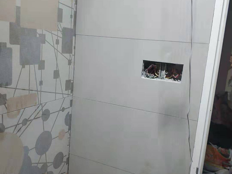 局部貼墻磚：基層處理：保持墻面的平滑，踢平表面凹凸不平的位置或用1:3比例的水泥漿抹平，用鐵絲擦掉殘留的灰塵、油漬、砂漿等。 找標高、彈線：根據水平控制線和設計圖紙劃出標高，再拋出十字線并保持墻面一線和地面一線垂直。 貼磚：貼磚選用1：3比例的干硬性水泥砂漿，砂漿厚度2cm左右。鋪貼前將墻磚背面濕潤，正面保持干燥。把墻磚輕輕地放在水泥砂漿上，用手錘輕敲瓷磚表面直至緊密平整即可。 勾縫、擦縫：在貼完磚24小時后進行勾縫工作，采用同一品種的水泥漿或專用填縫劑進行空隙填補，使墻磚最終緊密嚴實，最后再擦凈多余的水泥或填縫劑。