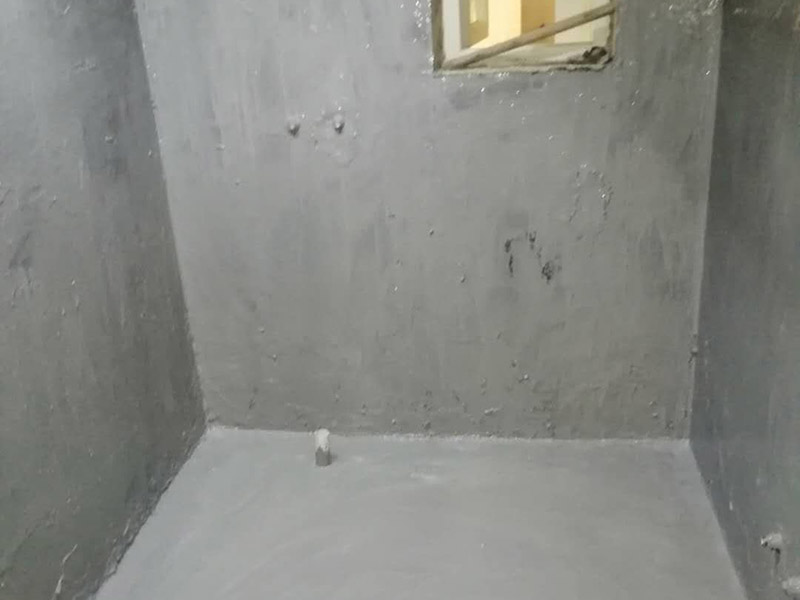 衛(wèi)生間拆除翻新：對(duì)洗浴用具首先進(jìn)行拆卸，再拆除天花。根據(jù)施工隊(duì)的施工習(xí)慣，洗浴用具可以在所有墻面敲磚前統(tǒng)一拆除，也可以與敲磚穿插進(jìn)行。在拆除洗浴用具時(shí)，需要事先與屋主溝通。如果洗浴用具需要保留使用，則拆卸時(shí)注意不能損壞洗浴用具。并不是所有洗浴用具都需要馬上拆卸，馬桶的拆卸是留到進(jìn)行的，施工期間，可以用木板等材料保護(hù)馬桶，以防掉落物砸壞。