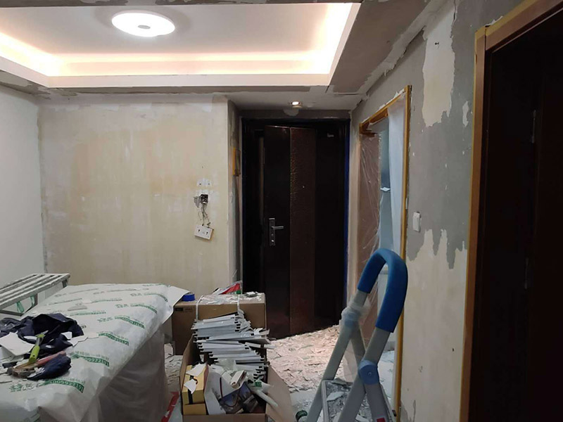 全屋墻面鏟除翻新：舊墻面在翻新前一定要做墻面基底處理，粉化嚴重的要全部鏟除，鏟除后抹上一層白水泥，原來墻面過于光滑、刷過油漆的鏟除后還要做打磨處理，把粘結不牢的表皮去掉，便于新涂料和墻體粘結。墻面底漆的作用是抗堿防潮、封固基材、保護面漆，提高面漆的質感和遮蓋力，對于老房翻新，墻面一定要做底漆，如果沒有刷底漆就直接上面漆的話，時間一長墻面容易起泡、發霉，太陽照曬時間長了也容易變色。已經上好面漆的墻面要修補會比較麻煩，容易產生色差，材料的使用時間不同，質量也難以保證，很難達到理想效果。 所以墻面的修補最好是整塊墻面，或是盡可能地選擇較大面積進行修補，這樣可以盡量避免產生色差，修補后的質量也更好。