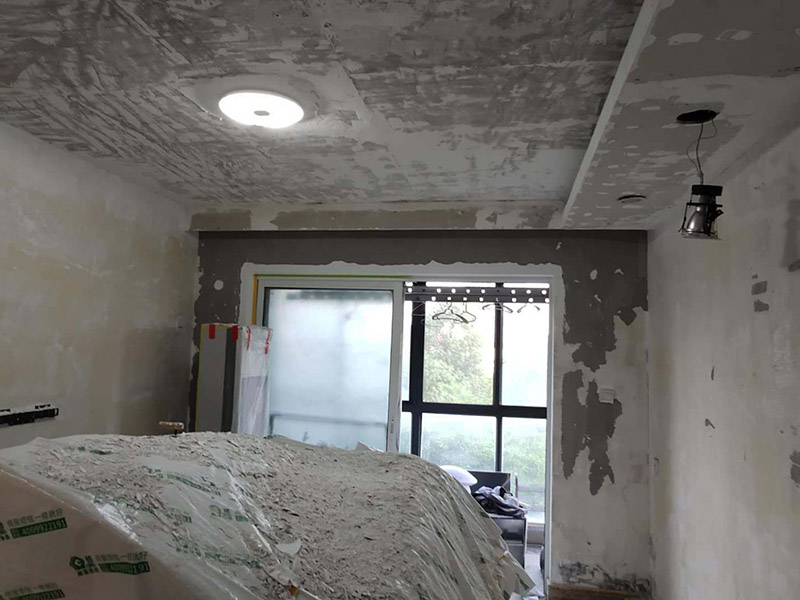 全屋墻面鏟除翻新：舊墻面在翻新前一定要做墻面基底處理，粉化嚴重的要全部鏟除，鏟除后抹上一層白水泥，原來墻面過于光滑、刷過油漆的鏟除后還要做打磨處理，把粘結不牢的表皮去掉，便于新涂料和墻體粘結。墻面底漆的作用是抗堿防潮、封固基材、保護面漆，提高面漆的質感和遮蓋力，對于老房翻新，墻面一定要做底漆，如果沒有刷底漆就直接上面漆的話，時間一長墻面容易起泡、發霉，太陽照曬時間長了也容易變色。已經上好面漆的墻面要修補會比較麻煩，容易產生色差，材料的使用時間不同，質量也難以保證，很難達到理想效果。 所以墻面的修補最好是整塊墻面，或是盡可能地選擇較大面積進行修補，這樣可以盡量避免產生色差，修補后的質量也更好。