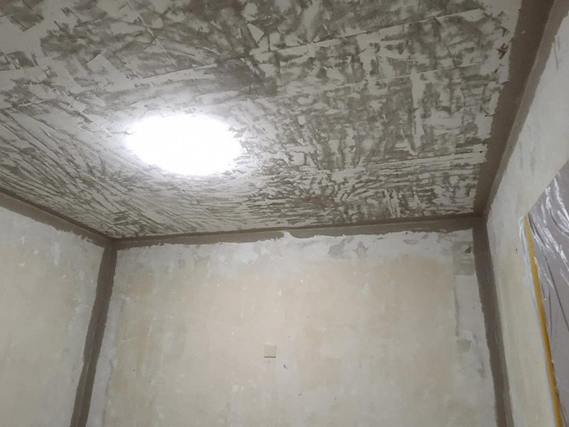 墻面改造翻新：在舊墻面上重新刷乳膠漆之前，一般先要對舊墻上的油污、浮灰、空鼓或裂紋等做處理，清除浮灰，鏟除起砂翹皮等部位，對油污的部位，應(yīng)先將原有涂層鏟除，不能鏟除應(yīng)徹底清洗干凈，墻面清理完畢，在用膩子批刮兩道。 盡量用較細的砂紙，通常質(zhì)地較松軟的膩子用400-500號的砂紙，質(zhì)地較硬的用360-400號為佳，假如砂紙?zhí)值脑挄粝潞苌畹纳昂郏⑵崾茄谏w不掉的。打磨結(jié)束必定。上完底漆后，可以明顯看到膩子打磨完畢后還留有一些坑眼，這時候就需要修補了，修補時一定要打磨平整，再用稍微多加一點水的底漆刷一遍，以免刷面漆的時候因為與其它墻面吃水量不同而有色差。上面漆時要選擇好的滾筒，注意滾筒的毛不要太短，但一定要細，漆不要加過量的水，過量的水會影響漆膜厚度、手感和硬度。涂刷的時候要注意墻角、每滾中間接茬部分和收漆方向，確保刷出來的漆膜手感細膩。 乳膠漆涂刷完以后4個小時就會干燥，但干燥的漆膜還沒有達到必定的硬度，這就要護理，很簡單，7-10天以內(nèi)不要有擦拭或任何觸摸墻面的行為即可。