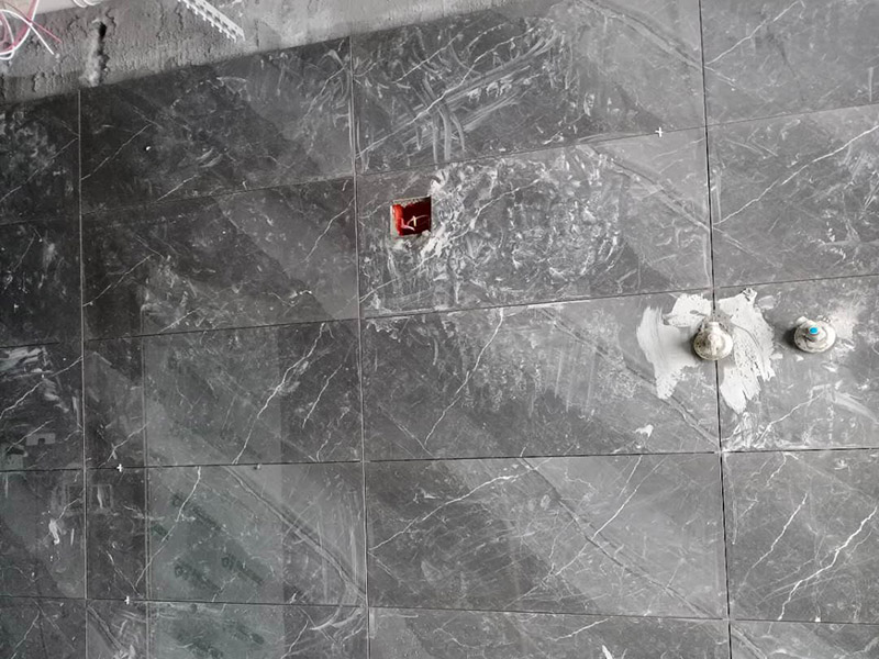 衛生間翻新裝修：1、墻面墻面一般脫落比較的嚴重，在改造的時候要先將舊墻磚拆除，再用水泥砂漿將墻面找平，這樣做是為了便于后期瓷磚的鋪貼。2、水電線長時間的使用后，衛生間的水電會有老化現象。這個時候需要重新排布水管電管線路。水管和電線盡量走墻面和頂面。對于水管來說這樣的安裝方式可以避免水管破裂。3、防水不管事初次裝修還是改造，防水都是很重要的施工。在做防水的時候建議用剛性防水，既能起到防水作用，又能避免墻磚空鼓。有一點要注意24小時防水使用不可省。4、貼磚在上述工程做好以后就是貼磚的施工了。衛生間的瓷磚選擇防滑性能好，便于清潔的是上策。還有在鋪設的時候地漏處要低于整個地面。