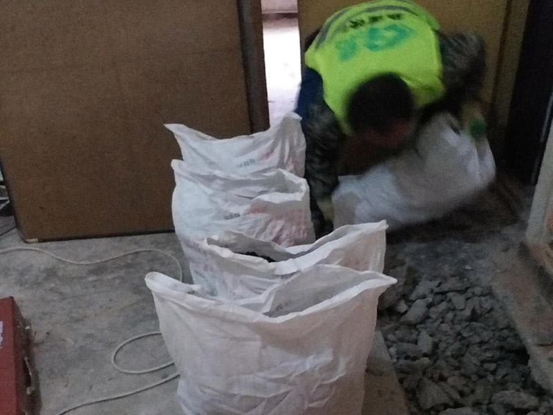 地面開槽建渣處理:1、開槽過程中，不允許出現在承重墻面橫向開槽大于100cm的現象，因為橫向開槽將破壞整樓的承重，使得抗震能力降低而且墻面容易開裂。如果是保溫墻的話，開很長的橫槽有可能會導致開槽上部的保溫層整體脫落。墻面開槽一般都應該是豎向垂直開槽。 　　2、預埋直徑1.6cm的線管墻體開槽的深度不得小于3cm，這樣封槽后刮膩子就不出現墻面不平整的現象了，也避免時間長了因封槽太淺導致墻漆開裂。 　　3、開槽過程中如遇線管90°彎時，應擴大開槽的位置，使線管能呈現出兩個45°彎，以便于施工過程中穿線和日后檢修。 　　4、線槽和線槽的距離不能小于100mm，同一條線槽內布線管數不建議超過6根。 　　5、天花吊燈位移位時，樓板頂面的開槽一定要注意鋼筋位置，打槽的深度約10mm，便于穿黃臘管后并綁膠布布線，嚴禁裸線布設。