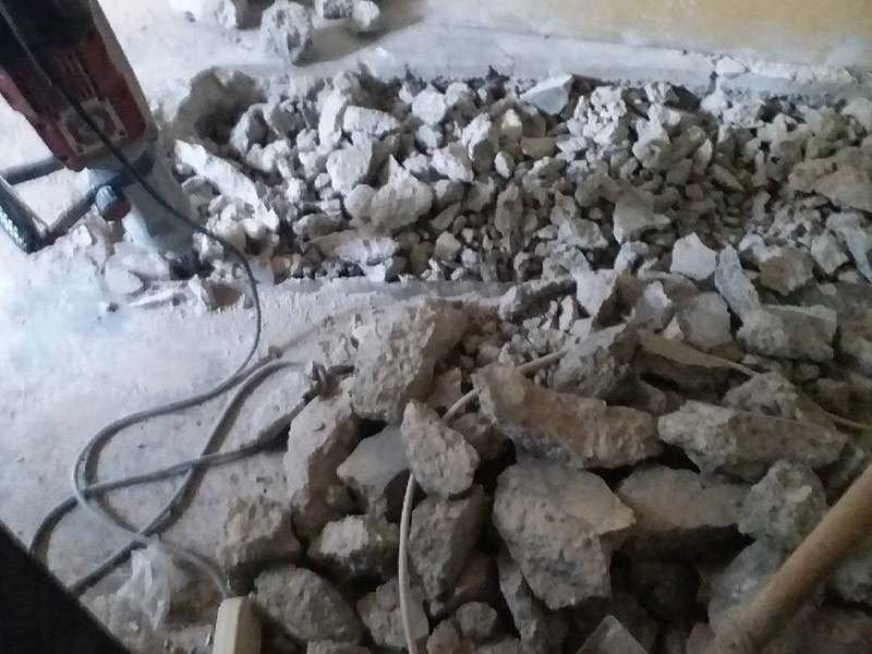 地面開槽建渣處理:1、開槽過程中，不允許出現在承重墻面橫向開槽大于100cm的現象，因為橫向開槽將破壞整樓的承重，使得抗震能力降低而且墻面容易開裂。如果是保溫墻的話，開很長的橫槽有可能會導致開槽上部的保溫層整體脫落。墻面開槽一般都應該是豎向垂直開槽。 　　2、預埋直徑1.6cm的線管墻體開槽的深度不得小于3cm，這樣封槽后刮膩子就不出現墻面不平整的現象了，也避免時間長了因封槽太淺導致墻漆開裂。 　　3、開槽過程中如遇線管90°彎時，應擴大開槽的位置，使線管能呈現出兩個45°彎，以便于施工過程中穿線和日后檢修。 　　4、線槽和線槽的距離不能小于100mm，同一條線槽內布線管數不建議超過6根。 　　5、天花吊燈位移位時，樓板頂面的開槽一定要注意鋼筋位置，打槽的深度約10mm，便于穿黃臘管后并綁膠布布線，嚴禁裸線布設。