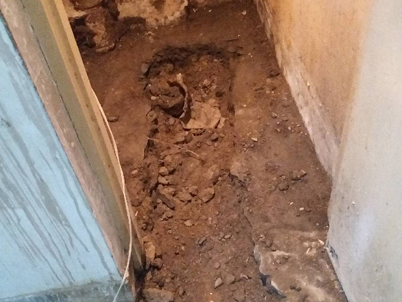 地面開槽建渣處理:1、開槽過程中，不允許出現在承重墻面橫向開槽大于100cm的現象，因為橫向開槽將破壞整樓的承重，使得抗震能力降低而且墻面容易開裂。如果是保溫墻的話，開很長的橫槽有可能會導致開槽上部的保溫層整體脫落。墻面開槽一般都應該是豎向垂直開槽。 　　2、預埋直徑1.6cm的線管墻體開槽的深度不得小于3cm，這樣封槽后刮膩子就不出現墻面不平整的現象了，也避免時間長了因封槽太淺導致墻漆開裂。 　　3、開槽過程中如遇線管90°彎時，應擴大開槽的位置，使線管能呈現出兩個45°彎，以便于施工過程中穿線和日后檢修。 　　4、線槽和線槽的距離不能小于100mm，同一條線槽內布線管數不建議超過6根。 　　5、天花吊燈位移位時，樓板頂面的開槽一定要注意鋼筋位置，打槽的深度約10mm，便于穿黃臘管后并綁膠布布線，嚴禁裸線布設。