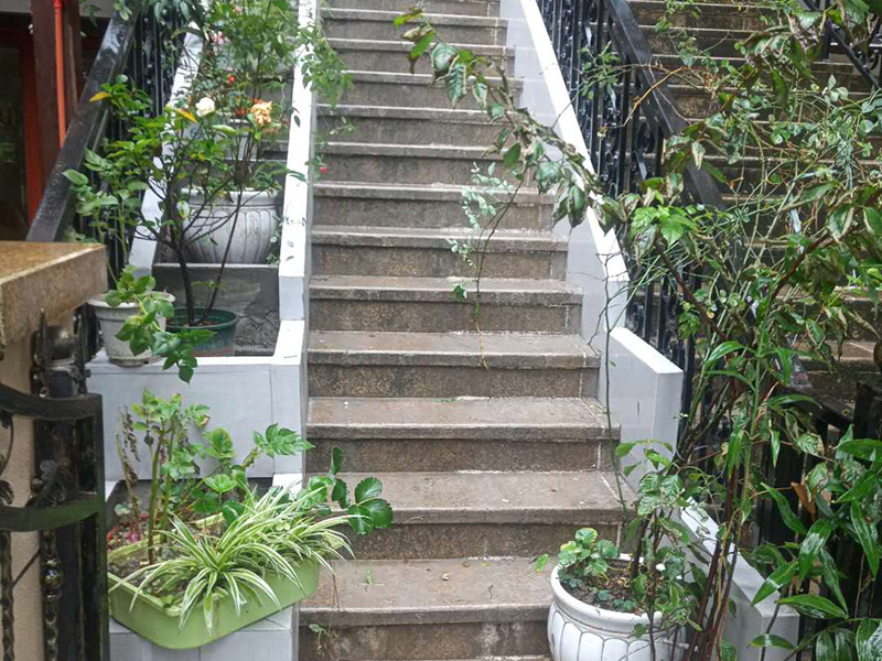 戶外樓梯加花壇：用測量儀器把花壇群中主花壇中心點坐標測量到地面上，再把縱橫中軸線上的其他中心點的坐標測設下來，將各中心點連線，即在地面上放出花壇群的縱橫軸線。放線完成后，應沿著已有的花壇邊線開挖邊緣石基槽。基槽的開挖寬度應比邊緣石基礎寬10厘米左右，深度可在12～20厘米之間。槽底土面要整平、夯實，有松軟處要進行加固，不得留下不均勻沉降的隱患。在砌基礎之前，槽底還應做一個3～5厘米厚的粗砂墊層，用于基礎施工找平。