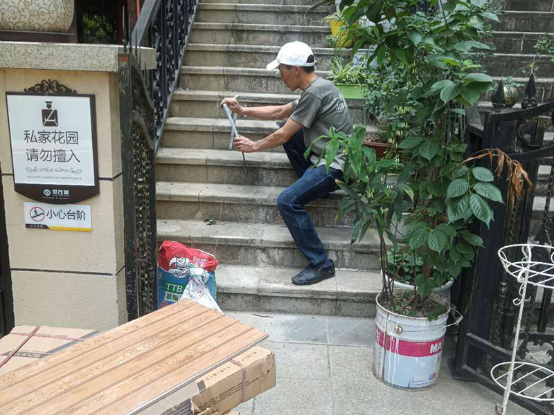 戶外樓梯加花壇：用測量儀器把花壇群中主花壇中心點坐標測量到地面上，再把縱橫中軸線上的其他中心點的坐標測設下來，將各中心點連線，即在地面上放出花壇群的縱橫軸線。放線完成后，應沿著已有的花壇邊線開挖邊緣石基槽。基槽的開挖寬度應比邊緣石基礎寬10厘米左右，深度可在12～20厘米之間。槽底土面要整平、夯實，有松軟處要進行加固，不得留下不均勻沉降的隱患。在砌基礎之前，槽底還應做一個3～5厘米厚的粗砂墊層，用于基礎施工找平。