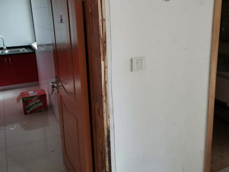 臥室門框維修：1.漆面表面劃傷用bai一只顏色與家具相同的普du通的繪圖用蠟筆，在劃痕zhi上劃一劃，使其與周邊漆面dao高度相同，再薄薄地涂上一層透明的清漆就可以了；2.油漆剝落修復，清漆家具表面小塊油漆剝落后可取同色廣告顏料涂補，再用清漆涂在表面，即完好如初3.裂縫填補用油灰和顏料拌勻后嵌入堵平，但要注意顏料要和原油灰的顏料、原油漆色彩一致，以防留下疤跡