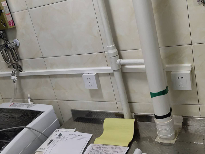 插座開關明裝布線:首先我們要認識插座的明裝和暗裝，明裝的是安裝底盒在墻體表面暴露出來的，暗裝的是把安裝底盒裝在墻體內，表面看不露出部分。根椐底合上的四個固定孔位，在需要安裝的墻面上做好標記，選擇螺絲相同大小的沖擊鉆頭用沖擊鉆在墻上打孔。在孔里打入膨脹螺絲。確定能夠把自攻螺絲牢固的抓住。 用四個自攻螺絲把底盒固定到墻上。