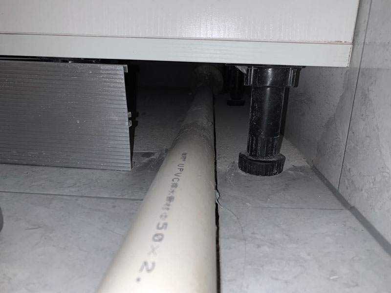 浴室柜下水管安裝：1、在衛生間下水管道安裝前，首先要檢查裝修建材水管和相關連接配件是否有破損、裂紋等現象出現。 2、在衛生間下水管道安裝下時，施工員要預先考慮好墻磚的厚度。 3、在墻體和地面下都盡可能少用或者是不用連接配件，這樣可以減少滲漏的隱患，并且連接配件的安裝要保證牢固和無滲漏情況。 4、在衛生間下水管道安裝時要考慮家中洗衣機的用水龍頭安裝位置，下水的布置等，同時也要注意電源插座的位置是否合適。