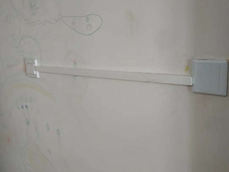 電路燈具安裝：不同類別的燈具，不同場所的其安裝方法可以有著萬千差別的。但總結起來大的安裝燈具的流程可以歸納為：1，首先對需要安裝燈具的場所作照明需求設計-包括照度需求的設計，燈具類別的選用確定，照明電路規劃設計等； 2.做好設計后便是照明電路鋪設（包括布燈點位及其開關控制位置和方式的確定）這個過程可能需要與其它工程工序相配合進行的，而且必須注意的是暫時不要讓線路接通電源，慎防意外 3.接下來就是開關制合的安裝，燈具的固定安裝后，一一反復檢查電路燈具安裝的正確，確保正確后再一個一個地試通電驗證調試，確保與設計要求相符合