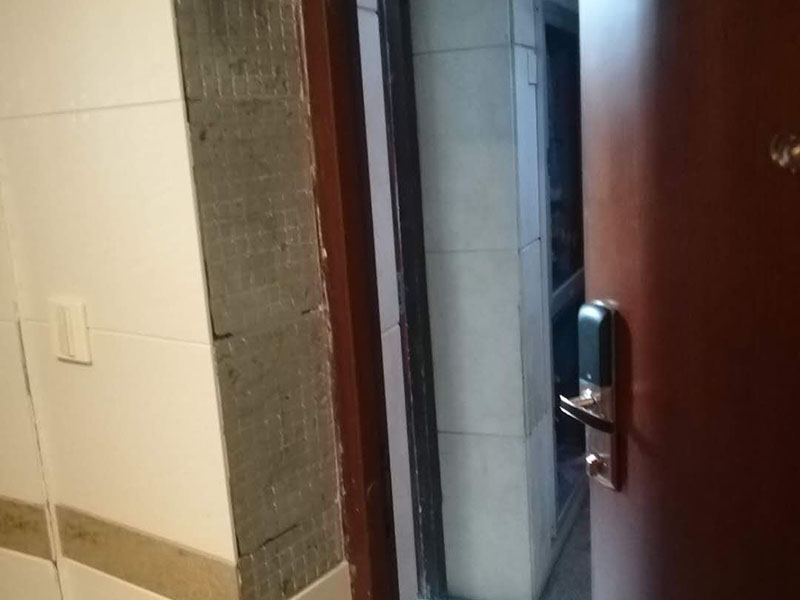 墻面瓷磚脫落：瓷磚破了很多的小洞,建議您直接用水泥粘上一些互補或同色的馬賽克瓷磚做點綴!我給您說說地磚如何清潔和保養吧。1、瓷磚日常清洗可選用洗潔精、肥皂等進行清洗;2、用肥皂加少許氨水與松節油的混合液,清洗瓷磚可使瓷磚更有光潔;3、生活中,如有茶水或其它日常生活用品附著在瓷磚上面應及時擦洗干凈,必要時應用相應清潔用品清洗。4、拋光磚應定期對其打蠟處理,時間處理為2―3個月為宜;磚面如出現劃痕,可在劃痕處涂抹牙膏。用干布擦拭可修復。磚與磚縫隙處可不定期用去污膏去污垢,再在縫隙刷一層防水劑可防霉菌生長。5、另外房間內可以買些吸塵的植物回來擺放,這樣可以減少室內的灰塵污染。6、的給室內各個部分的裝飾、柜子、墻面、天花吊頂、裝飾品等進行清潔,濕抹布抹就可以了。7、養成良好的生活習慣會減少室內灰塵的污染。
