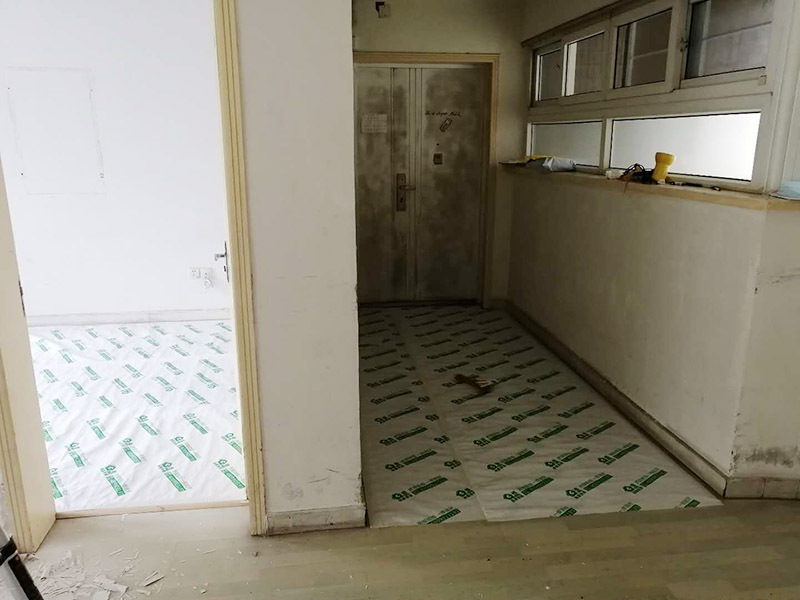 全屋地面保護：首先完成的就是地面的鋪設。因此，我們在進行其余施工時一定要注意對剛鋪好的地板進行保護。而在裝修時灰塵是一定避免不了的，為了防止嶄新的地板被沾染灰塵以及施工團隊人員等的腳印，最好先在地板上鋪一層防塵布等作為保護膜。除此之外，還是要在一天裝修結束后的時間里對防塵布等進行灰塵的清除和家居保養(yǎng)工作，特別是灰塵堆積過厚的地方，以免將來裝修結束后因為灰塵過多清理時意外污染地板。