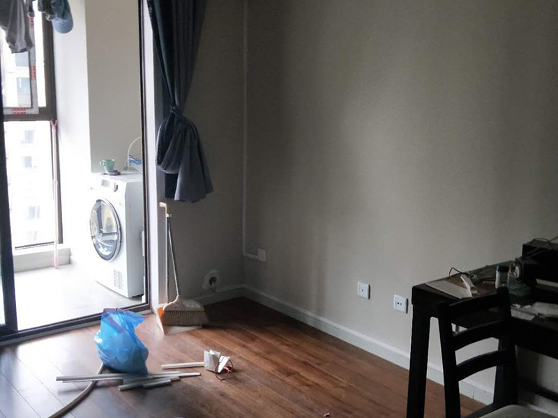 全屋線路明管安裝:明線管安裝在墻面，不是很好，線卡、接線盒和開關安裝在墻面不好看，主要是開關和線管交接處就不好處理。建議你采用PVC槽板安裝，方正，固定的釘在槽板內，開關和槽板接處很好，如果發生什么問題也好處理。