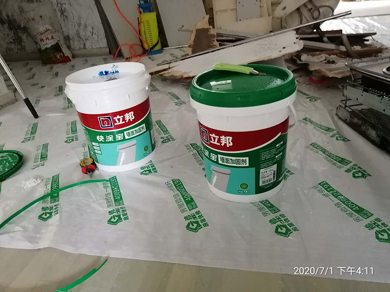 舊房墻面翻新裝修:先用刀或鐵刷去除剝落墻面的漆膜，再用砂紙磨平表面即可。進行墻面刷漆翻新，那就需要把粘貼的壁紙給拆下來，不然壁紙遮蓋住的地方會看不到。以批土刀將批土填平凹洞裂縫，等到完全干燥后，再用砂紙磨平。墻面病變可能有污漬、起泡、開裂、片落或粉化等很多種，這些都要針對進行處理。底漆”涂料是專門用于墻面不需特別處理的壁面，至于有問題的壁面就必須先針對其問題，選擇特殊且專治此特殊問題的“底漆”。 乳膠漆的施工方法主要有三種，刷涂、滾涂和噴涂；不管哪種涂刷法，一定要注意使用底漆，既保護墻面又可省錢。底漆可以使底材疏松度均一，提高面漆的涂布率，節省面漆。底漆比面漆便宜很多，這樣一來花費反而會更少。其次，刷一遍漆能夠幫助面漆提高漆膜的豐滿度，讓人覺得顏色飽滿，更有質感。
