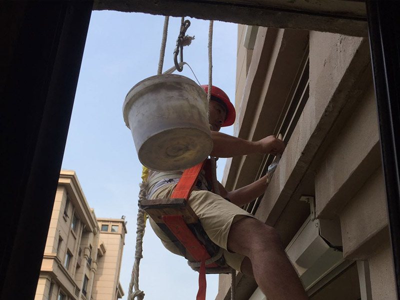 高空外墻防水：外墻面洞和較大裂縫防水密封前用噴水槍等工具將待治理的外墻面、伸縮縫、窗框等部位清理干凈，使施工的外墻面及縫、孔、洞部位達到無油、無塵土、無水泥松散顆粒等雜物。待其干燥后，將孔、洞、縫用防水密封材料嵌填密實，并達到與原顏色一致，再用快速堵漏靈和透明防水膠膜進行精心施工。 整體條形瓷磚外墻面防水，采用高效環保型憎水進行精心施工。該材料具有防水性能優異、透氣性能良好、施工方便、使用安全、質量可靠、耐久性好等特點。