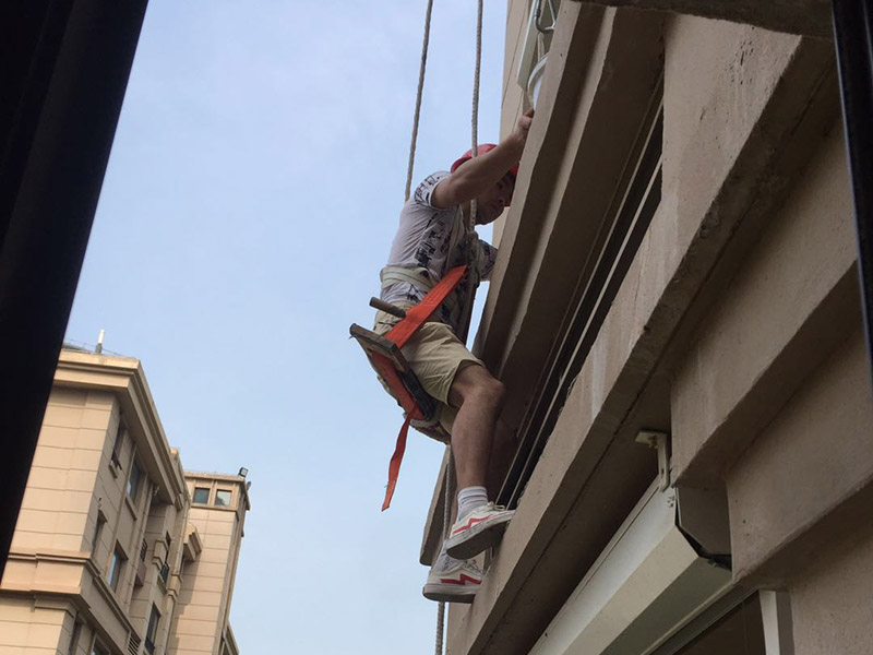 高空外墻防水：外墻面洞和較大裂縫防水密封前用噴水槍等工具將待治理的外墻面、伸縮縫、窗框等部位清理干凈，使施工的外墻面及縫、孔、洞部位達到無油、無塵土、無水泥松散顆粒等雜物。待其干燥后，將孔、洞、縫用防水密封材料嵌填密實，并達到與原顏色一致，再用快速堵漏靈和透明防水膠膜進行精心施工。 整體條形瓷磚外墻面防水，采用高效環保型憎水進行精心施工。該材料具有防水性能優異、透氣性能良好、施工方便、使用安全、質量可靠、耐久性好等特點。