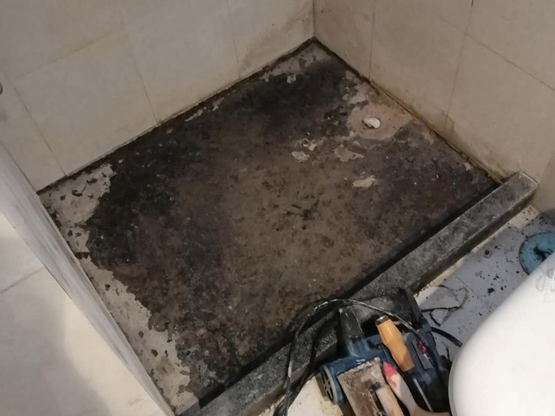 浴室地面拆除重裝：首先要進行地面處理，確保地面干凈，沒有任何雜物污染，基層表面堅實，無脫皮等現象，還要進行地面找平，保證地面平整，沒有較大的缺陷和補痕。 在刷涂料前，要保證衛生間的干凈，干燥。防水涂料要刷全面，與基層結合牢固，不會出現氣泡，脫落等問題。我們涂刷時，要由下至上，先墻后地涂刷。一般來說，衛生間的防水要做到180厘米，非淋浴墻面防水不能低于35厘米。小編建議防水統一做到180厘米。刷涂料不僅要注意高度，還有注意涂刷的厚度，國家規定防水涂料要涂到1.5毫米厚。防水涂料是要刷兩遍，第二遍涂料是要等第一遍涂料干透之后才能開始刷。 還要在防水層上再鋪一層保護層，保護層要完全覆蓋防水層，與之結合牢固，不能存在裂紋、氣泡、脫落等問題。 在做閉水試驗前，要把衛生間所有的下水都堵住，并且在衛生間門口做一個簡易25厘米高的門檻，把衛生間封好，再往衛生間灌入20厘米高的水。24小時之后，衛生間的水沒有滲漏，才能算衛生間防水工程合格。