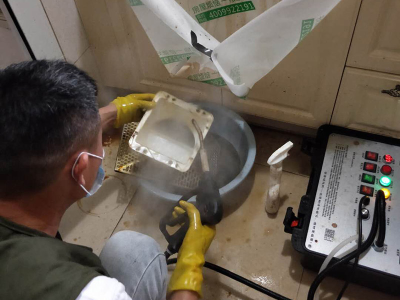 油煙機清洗服務：1、拆卸清洗件：首先切斷抽油煙機電源后把油煙機從吊裝位置卸下，然后對油煙機其進行解體，依次取出：照明燈泡、集油盒、底面板、密封圈、葉輪，最后提出機體內芯。 2、浸泡清洗件：找一個較大的容器，再倒入清洗液，將拆下的部件進行放置里邊浸泡。清洗液數量不要太少也不要太多，以能泡過所拆清洗件為準。大件則應采用抹布蘸清洗液進行沖洗。清洗件浸泡時間根據油污程度而定，一般15－20分鐘為宜。 3、刷洗污件：經過浸泡后的油污部件比較容易清洗，一般用鐵刷、毛刷蘸清洗液進行反復清洗就可以洗干凈。但油污嚴重的油煙機則要采取特殊清洗措施才可以清洗干凈，需要請專業的清洗服務人員進行清洗！