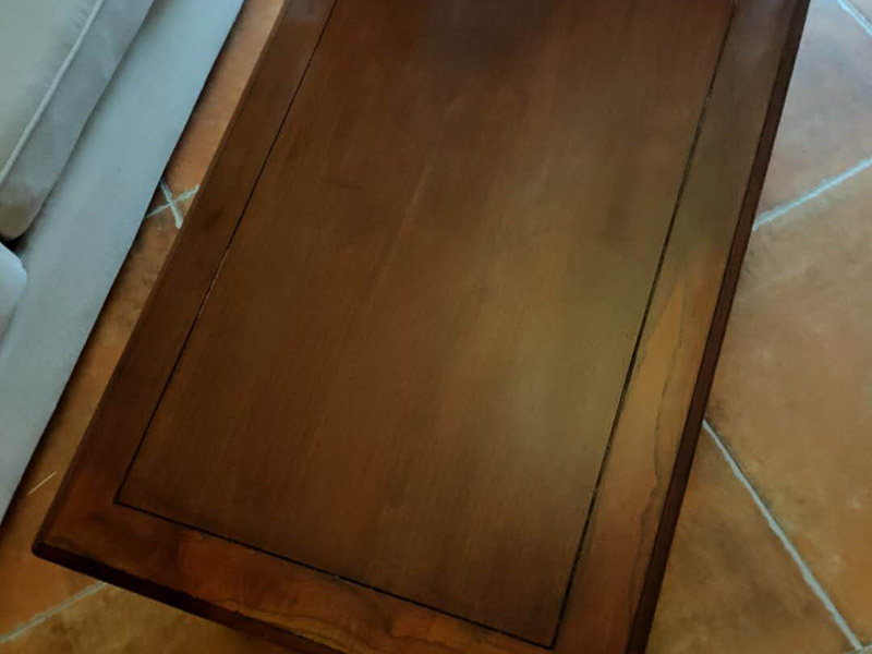 家具補漆服務:1.家具維修 填補平整光滑,不能使其變形 2.維修處調色上色上光 根據觀察家具,必須辨別漆色、混合色、二層色、三層色,再相應處理。 3.光澤處理 必須根據家具的亮亞光,打磨,拋光,上亮光水等,使用輔料可以是蠟,研磨劑。 4.填補操作: 先將502膠水澆在需要填補處。用碎木屑填上需要補處,澆上502膠水。