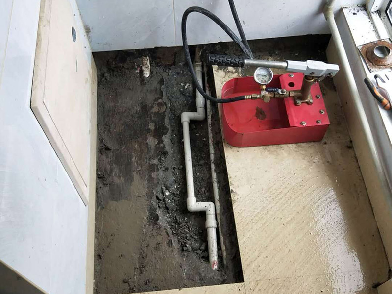 暗管維修瓷磚修復：暗水管漏水要找到漏水點并不是一件容易的事。由于是墻體里水管漏水，有時候墻面基層或者貼有瓷磚的墻面防水性較好，暗水管漏水可能會隨著管壁洇到其他地方，所以有時候我們看到的墻面被浸濕的地方，并不一定百分之百就是暗水管漏水的地方。 找到墻體里水管漏水的漏水點之后，就需要對漏水的管道進行更換維修。首先需要將暗水管漏水點的墻面開鑿，開鑿時注意對家具地板進行成品保護。開鑿之后找到管道漏水的地方，將管道上開鑿的粉塵清理干凈。 將損壞管道割斷，注意然后用接口套住，將備換的新管對準接口口子，注意要對直。然后用熱熔器對新管道進行熱熔連接。連接好之后注意使用防水膠對管道及管槽進行防水處理。
