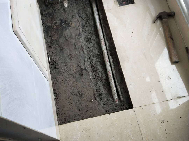 暗管維修瓷磚修復：暗水管漏水要找到漏水點并不是一件容易的事。由于是墻體里水管漏水，有時候墻面基層或者貼有瓷磚的墻面防水性較好，暗水管漏水可能會隨著管壁洇到其他地方，所以有時候我們看到的墻面被浸濕的地方，并不一定百分之百就是暗水管漏水的地方。 找到墻體里水管漏水的漏水點之后，就需要對漏水的管道進行更換維修。首先需要將暗水管漏水點的墻面開鑿，開鑿時注意對家具地板進行成品保護。開鑿之后找到管道漏水的地方，將管道上開鑿的粉塵清理干凈。 將損壞管道割斷，注意然后用接口套住，將備換的新管對準接口口子，注意要對直。然后用熱熔器對新管道進行熱熔連接。連接好之后注意使用防水膠對管道及管槽進行防水處理。