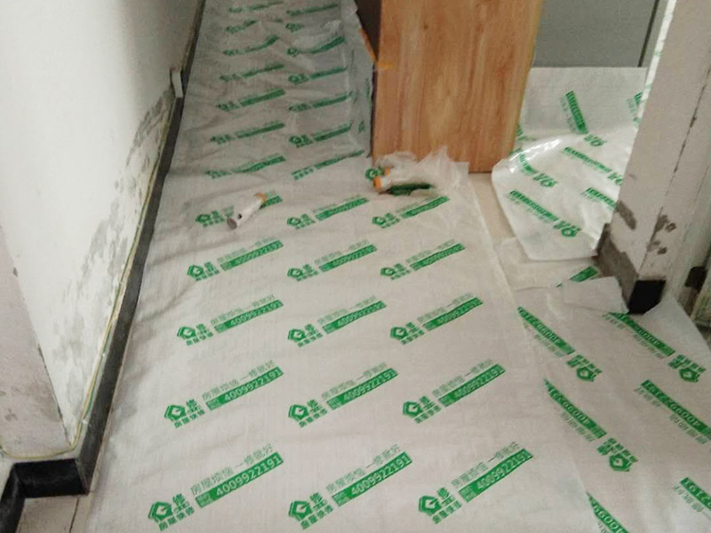 地面家具成品保護：1、墻地面瓷磚，在鋪貼未干固的情況下，不要急于勾縫，以免人為地造成瓷磚松動、高低不平，影響施工效果。 　　2、地面瓷磚干固前，不要在上面走動、堆放雜物，以免造成瓷磚松動、高低不平。 　　3、地面瓷磚鋪貼完后，最好使用成品保護膜覆蓋磚面，既可以防止裝修時的沙子磨傷地面，同時也能有效地防止油漆涂料等有色液體滴落磚面，造成地面污染。 　　4、做好浴缸、面盆的保護 　　衛生間浴缸、面盆的安裝一般都在早期進行，在后期施工中，這些設施難免會被大量粉塵、小水泥渣等異物污染。
