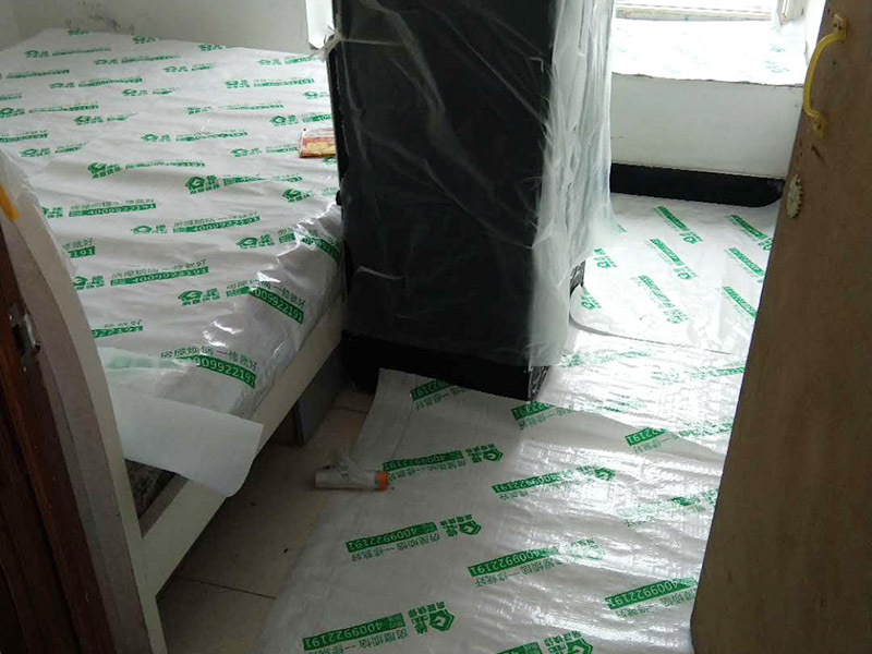 地面家具成品保護：1、墻地面瓷磚，在鋪貼未干固的情況下，不要急于勾縫，以免人為地造成瓷磚松動、高低不平，影響施工效果。 　　2、地面瓷磚干固前，不要在上面走動、堆放雜物，以免造成瓷磚松動、高低不平。 　　3、地面瓷磚鋪貼完后，最好使用成品保護膜覆蓋磚面，既可以防止裝修時的沙子磨傷地面，同時也能有效地防止油漆涂料等有色液體滴落磚面，造成地面污染。 　　4、做好浴缸、面盆的保護 　　衛生間浴缸、面盆的安裝一般都在早期進行，在后期施工中，這些設施難免會被大量粉塵、小水泥渣等異物污染。