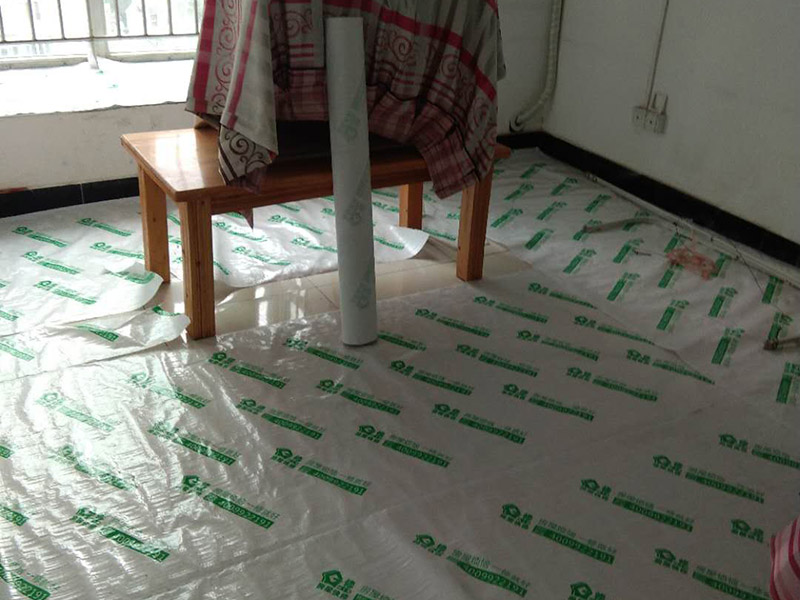 地面家具成品保護：1、墻地面瓷磚，在鋪貼未干固的情況下，不要急于勾縫，以免人為地造成瓷磚松動、高低不平，影響施工效果。 　　2、地面瓷磚干固前，不要在上面走動、堆放雜物，以免造成瓷磚松動、高低不平。 　　3、地面瓷磚鋪貼完后，最好使用成品保護膜覆蓋磚面，既可以防止裝修時的沙子磨傷地面，同時也能有效地防止油漆涂料等有色液體滴落磚面，造成地面污染。 　　4、做好浴缸、面盆的保護 　　衛生間浴缸、面盆的安裝一般都在早期進行，在后期施工中，這些設施難免會被大量粉塵、小水泥渣等異物污染。
