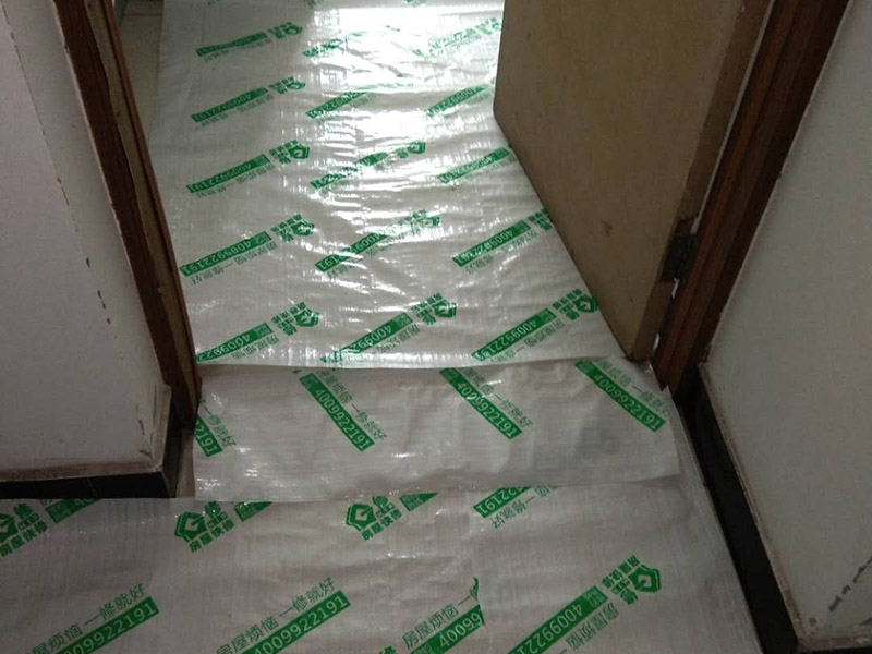 地面家具成品保護：1、墻地面瓷磚，在鋪貼未干固的情況下，不要急于勾縫，以免人為地造成瓷磚松動、高低不平，影響施工效果。 　　2、地面瓷磚干固前，不要在上面走動、堆放雜物，以免造成瓷磚松動、高低不平。 　　3、地面瓷磚鋪貼完后，最好使用成品保護膜覆蓋磚面，既可以防止裝修時的沙子磨傷地面，同時也能有效地防止油漆涂料等有色液體滴落磚面，造成地面污染。 　　4、做好浴缸、面盆的保護 　　衛生間浴缸、面盆的安裝一般都在早期進行，在后期施工中，這些設施難免會被大量粉塵、小水泥渣等異物污染。