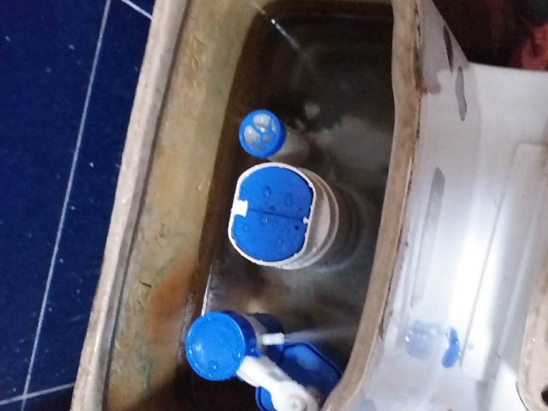 更換馬桶水閥：首先，我們要測量馬桶內壁的高度、排水孔直徑、進水孔直徑，以確定買到合適尺寸的馬桶沖水閥。更換馬桶沖水閥前，應該先取下排水套件的上半部分，露出進水出水按鈕和組件，便于我們安裝更換。我們要找到排水套件下半部分的螺絲，確保它能露出來，然后要用工具把螺絲擰松，將最下方一字形的鐵片拿到水箱外部，并和水閥底部放正，與排水孔同心。把鐵片弄成適合的角度，擰好螺絲。提上浮子，水止住了就證明修好了。原來在馬桶中，內浮子提上來水也止不住的。