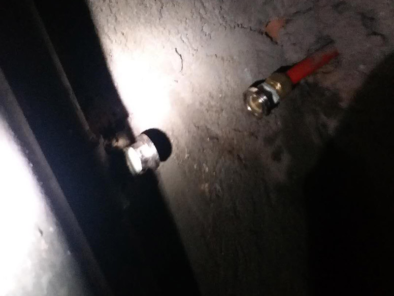 水管漏水維修更換：首先發現家里出現墻體里水管漏水的情況，第一時間是找到家里進水的閥門，將閥門關閉斷開供水源頭，以防繼續漏水。然后水管漏水怎么辦？下一步自然是要檢查暗水管漏水的漏水點在哪里。 暗水管漏水要找到漏水點并不是一件容易的事。由于是墻體里水管漏水，有時候墻面基層或者貼有瓷磚的墻面防水性較好，暗水管漏水可能會隨著管壁洇到其他地方，所以有時候我們看到的墻面被浸濕的地方，并不一定百分之百就是暗水管漏水的地方。安裝前要對水管及其各種配件進行檢查，看是否有破損、滲漏等問題，水管及配件的連接必須正確牢固，接好后進行測試沒問題后再進行安裝。 管道安裝應到橫平豎直，鋪設牢固，PVC下水管必須膠粘嚴密，坡度符合35/1000要求;