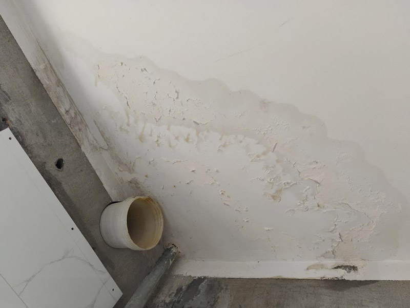 廚房裝修翻新:不同面積所用時(shí)間自然是不同的，在這段時(shí)間里，顧客還要選好裝修所用主要材料，尤其是瓷磚和櫥柜，因?yàn)闄还褚话愣际嵌ㄖ频模枰?0-35天才能完成。專業(yè)櫥柜設(shè)計(jì)師還要根據(jù)實(shí)際情況對(duì)廚房進(jìn)行設(shè)計(jì)，如確定水電路的位置，以便開工后及時(shí)進(jìn)行水電改造。水電改造即開槽、布線布管、驗(yàn)收等，根據(jù)工程復(fù)雜情況的不同，一般需要5~10天的時(shí)間，有時(shí)甚至更長(zhǎng)。泥瓦工程包括廚房等防水、瓷磚鋪貼等項(xiàng)目。根據(jù)瓷磚鋪貼的面積大小，所需的時(shí)間也不大相同。 舊廚房它們使用都是那種單路供水，因此在對(duì)廚房進(jìn)行履的時(shí)候就要多增加一個(gè)熱水管道。如果你家中的衛(wèi)生間空間不大的話，那么可以在把洗衣機(jī)擺放在廚房，這個(gè)時(shí)候就要安裝一個(gè)水管，同時(shí)還要地面增加一個(gè)地面排水管。這邊提醒大家一下，它也是會(huì)受結(jié)構(gòu)限制的，比如說(shuō)像水路方面只能改上水，不能改下水。在施工之前，首先要做到就是規(guī)劃好管道它的長(zhǎng)度，同時(shí)還要考慮到它貼到墻面磚后的后尺寸,特別是出墻后那個(gè)直接水龍頭的管道更加要注意。除此以外，管道的走向一定要注意避開入墻的電線管,這樣才能避免日后水管破裂帶來(lái)一些漏水影響。