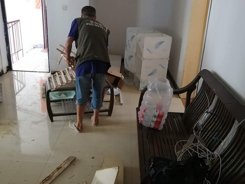 家具門框拆除：尋找門套上螺釘的固定不動部位;次之應用螺絲起子，將每一個螺釘都逐一的扭開;再度把門門框跟門線拆除;最終就可以把門套卸下來了，為防止毀壞墻面，可以用鋸子把門套板鋸成一小塊，再用錘頭漸漸地取出來就可以。如果是全套的，那拆起來非常容易還可以再用(用發泡膠添充的)，如果是內搭的后再用膠沾的，那門套就沒有什么用了。無論怎么拆，門套線的用途并不大。 第一，先取下門的螺絲釘；先找到螺絲釘的固定位置然后用螺絲刀將螺絲釘逐一取下。 第二，拆除門上的折鐵；拆除門上的折鐵使門扇與門框脫離能夠進行自由移動。 第三，不使用猛錘亂砸的拆除方法；在進行拆除門框的時候使用專業的工具耐心進行拆除不使用猛錘亂砸的方法。 第四，移除周邊雜物；在拆除門墻的時候將周邊的雜物移除盡可能避免外在因素的干擾而造成墻體損失。 第五，注意人員安全；在拆除門墻的時候注意工作人員的安全避免造成不必要道德損傷給自己帶來損失。