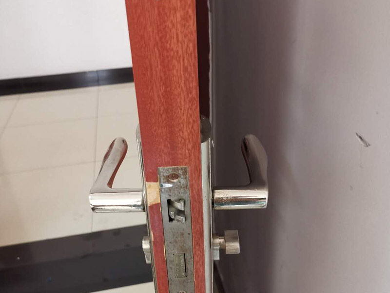 室內門鎖更換:首先準備好門鎖;然后將鎖簧部分插入鎖位;用手錘輕輕敲平;接著將固定鎖簧的美工釘擰緊;插入轉動連接桿(有卡槽的部分面向自己)套上外把手（注意外把手和內把手不要裝反）,將內把手與連接桿相連接，記得將螺絲用螺絲刀固定，將鎖芯插入鎖芯孔位，再用螺絲固定。就安裝完成了