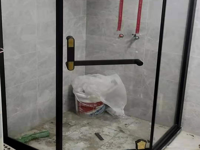 淋浴房安裝維修：組合好底盆零件，調(diào)節(jié)底盆水平，確保盆內(nèi)、盆底無積水。軟管可隨距離遠(yuǎn)近伸縮，將盆底與地漏連接牢固。淋浴房底盆裝好后需要進(jìn)行試水檢驗(yàn)，以確保下水暢通無阻。在淋浴房本體安裝前也要對(duì)已裝好的底盆進(jìn)行及時(shí)保護(hù)。明確衛(wèi)生間水管排布情況，防止打孔時(shí)打爆隱蔽管線。用鉛筆、水平尺確定靠墻鋁材的鉆孔位，用沖擊鉆打孔。在鉆孔處敲入膠粒，用螺絲將鋁條鎖于墻壁。注意需一邊安裝一邊不斷進(jìn)行調(diào)整，以保持鋁材的垂直度。將淋浴房玻璃夾緊鎖于底盆鉆孔處，平玻璃或彎玻璃底部落入玻璃夾槽內(nèi)，緩緩?fù)迫胭N墻鋁材。再用螺絲固定。