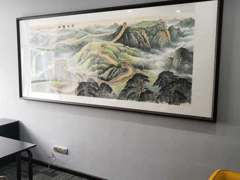 掛畫安裝服務:釘子固定,這是最簡單的一種安裝方法，但是會對墻面造成一定的破壞，使用這種方法之前，一定要考慮好確定的位置，不要輕易改動。 掛鉤固定,用專門掛畫用的掛鉤，不同的規格分別承受不同的重量，最大可承受20斤。掛鉤上有非常堅硬細小的鋼針，適合堅硬的墻面，不會把墻釘出裂痕，同時方便更換畫，不會影響整體的美觀。 吊放,從頂面上垂下吊線或有裝飾性的繩、鏈等，將畫吊起，同時吊一幅或多幅均可，也可以用釘釘在天花板腳線，然后用魚絲按自己要求的高度把畫掛上去。