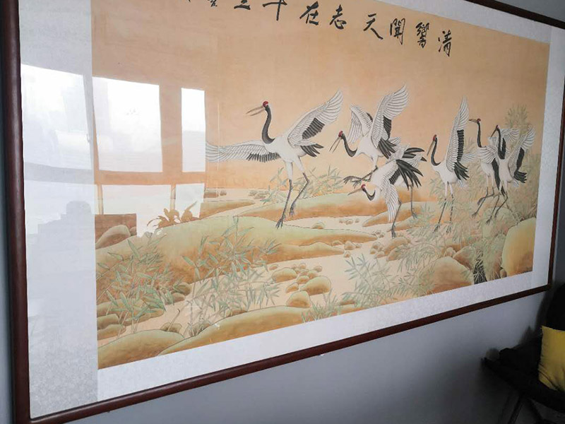 掛畫安裝服務:釘子固定,這是最簡單的一種安裝方法，但是會對墻面造成一定的破壞，使用這種方法之前，一定要考慮好確定的位置，不要輕易改動。 掛鉤固定,用專門掛畫用的掛鉤，不同的規格分別承受不同的重量，最大可承受20斤。掛鉤上有非常堅硬細小的鋼針，適合堅硬的墻面，不會把墻釘出裂痕，同時方便更換畫，不會影響整體的美觀。 吊放,從頂面上垂下吊線或有裝飾性的繩、鏈等，將畫吊起，同時吊一幅或多幅均可，也可以用釘釘在天花板腳線，然后用魚絲按自己要求的高度把畫掛上去。