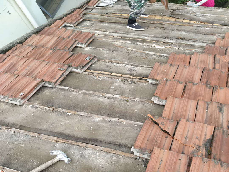 瓦房拆除防水維修：在屋頂擺列的椽子上，一般會加蓋一層木板，稱作望板，用以承托苫背和瓦件，除了木質望板之外，還有荊芭，瓦芭，席箔，葦箔，望磚等其他材料，在這一層上面使用泥灰做防水層，這個操作就是所謂的苫背。防水層先以白灰膏封閉望板的縫隙，再鋪青灰，類似于現在的混凝土，然后加上10厘米左右的灰背，以石灰和細粘土混合拍實，用以做剛性防水。瓦件的疊加總會有滲漏，這是第二道防線。當然還有使用類似現在金屬卷材的鉛錫背，防水性能更佳。