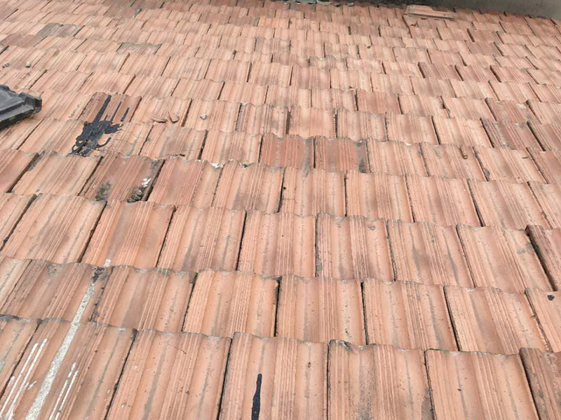 瓦房拆除防水維修：在屋頂擺列的椽子上，一般會加蓋一層木板，稱作望板，用以承托苫背和瓦件，除了木質望板之外，還有荊芭，瓦芭，席箔，葦箔，望磚等其他材料，在這一層上面使用泥灰做防水層，這個操作就是所謂的苫背。防水層先以白灰膏封閉望板的縫隙，再鋪青灰，類似于現在的混凝土，然后加上10厘米左右的灰背，以石灰和細粘土混合拍實，用以做剛性防水。瓦件的疊加總會有滲漏，這是第二道防線。當然還有使用類似現在金屬卷材的鉛錫背，防水性能更佳。