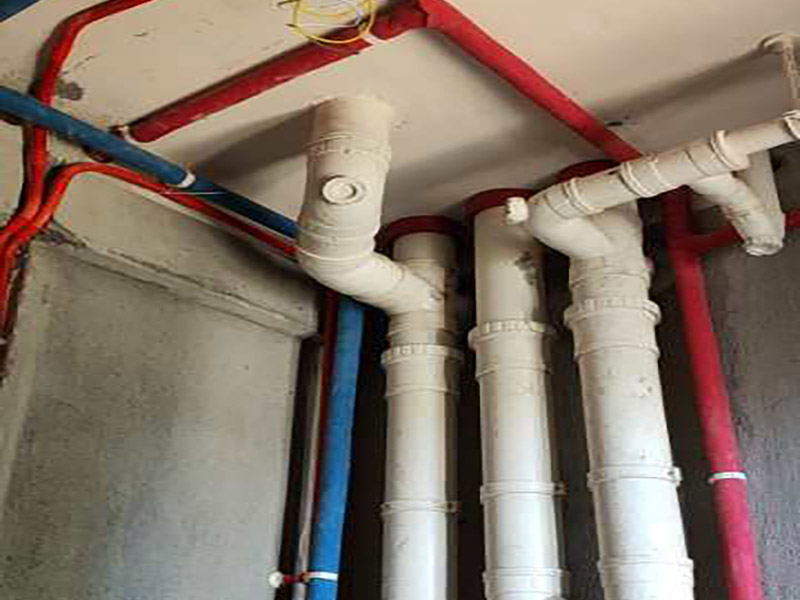 全屋水電開槽布線：水管管路開槽施工方法為先彈線，再開槽。管路開槽按要求必須是平行線與垂直線(如有水電施工圖的對照施工圖更好)。須平行走線的管路一律控制在60-90厘米高(從地面算起)，有水龍頭的管路必須垂直。深度控制在4厘米。線槽開好后施工負責人記好開槽管路尺寸、位置。方便以后潔具安裝時知道管路的位置。水路管道安裝之后，用水泥沙子混合封好衛生間所有線槽。等線槽和地面填渣干后，再次清洗地面與墻面，墻地面水份干了即可做防水，墻面防水最好作一米高。