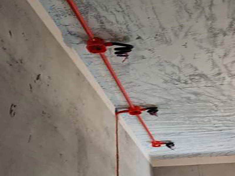 全屋水電開槽布線：水管管路開槽施工方法為先彈線，再開槽。管路開槽按要求必須是平行線與垂直線(如有水電施工圖的對照施工圖更好)。須平行走線的管路一律控制在60-90厘米高(從地面算起)，有水龍頭的管路必須垂直。深度控制在4厘米。線槽開好后施工負責人記好開槽管路尺寸、位置。方便以后潔具安裝時知道管路的位置。水路管道安裝之后，用水泥沙子混合封好衛生間所有線槽。等線槽和地面填渣干后，再次清洗地面與墻面，墻地面水份干了即可做防水，墻面防水最好作一米高。