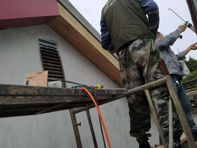 屋頂瓦房防水維修：其實首要的條是要找漏，主要是從屋頂的高出往低處找漏（因為水往底處流）首先是看屋頂有沒有裂紋，原有的防水層有沒有老化掉，屋頂原有的SBS防水卷材有沒有氣泡，有氣泡的話就證已經進入防水層的底部了，這樣就漏水了，還有屋頂上的天溝有沒有堵塞。  房屋漏水修補辦法,大都采用清理屋面、裂縫填平、裂縫密封、砂漿找平等維修方法。